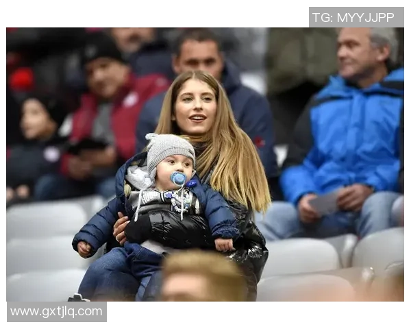 足球球星拥有三位女友的内幕揭露及其感情生活现状揭秘